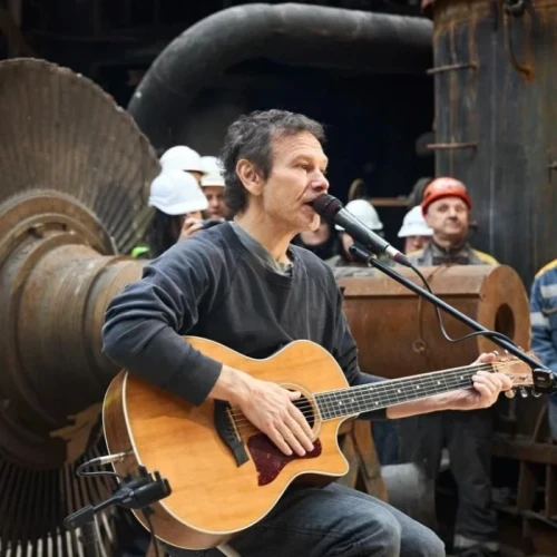 Svyatoslav Vakarchuk performs for DTEK power engineers