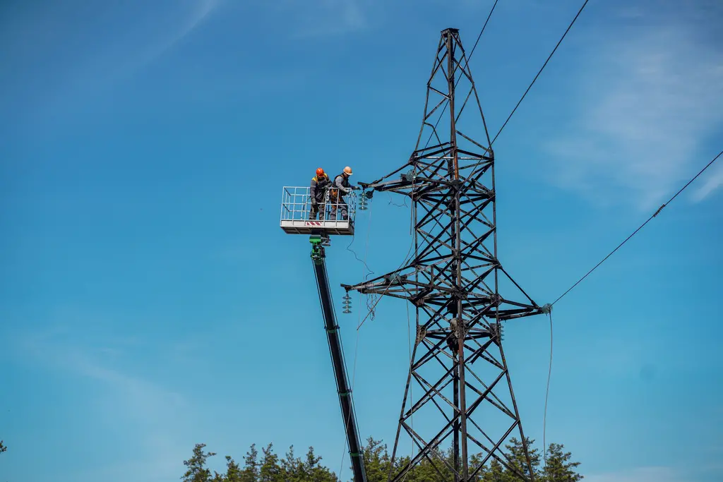 Repairing grids, DTEK crew