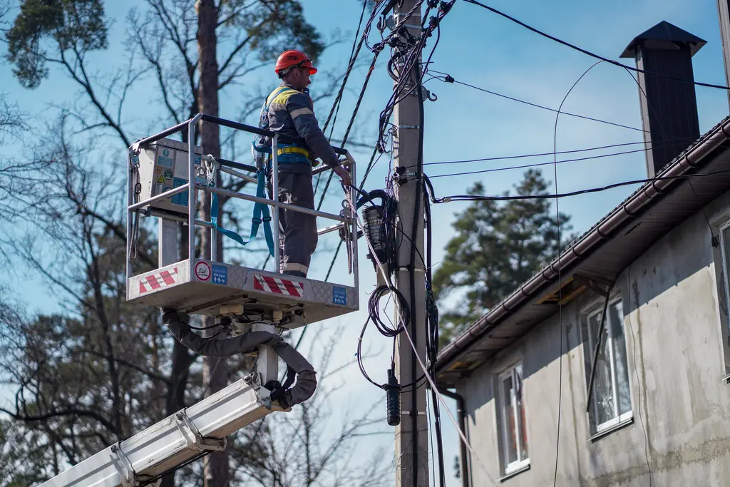 Repairing grids, DTEK crew