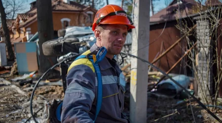 Image library / DTEK Grids, repairing grids, worker