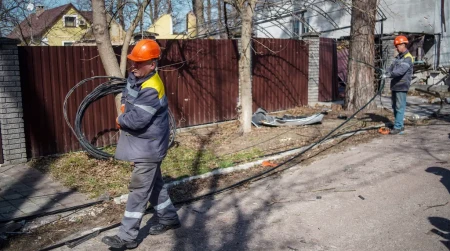 Image library / DTEK Grids, repairing grids, worker