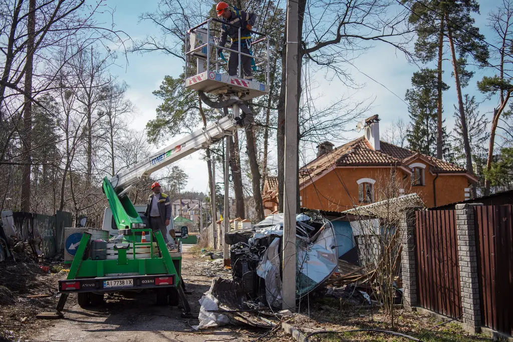 DTEK Grids, repairing grids, worker