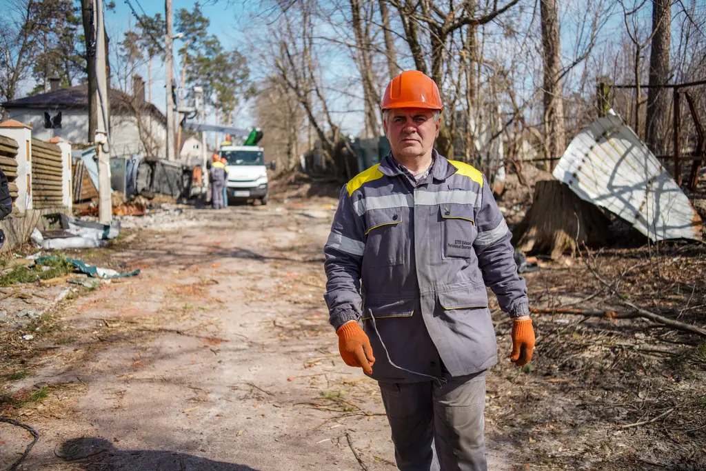 DTEK Grids, repairing grids, worker