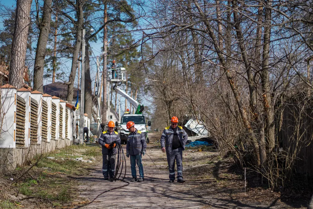 DTEK Grids, repairing grids, worker