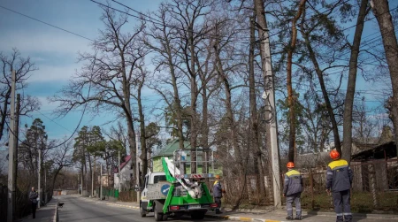 Image library / DTEK Grids, repairing grids, worker
