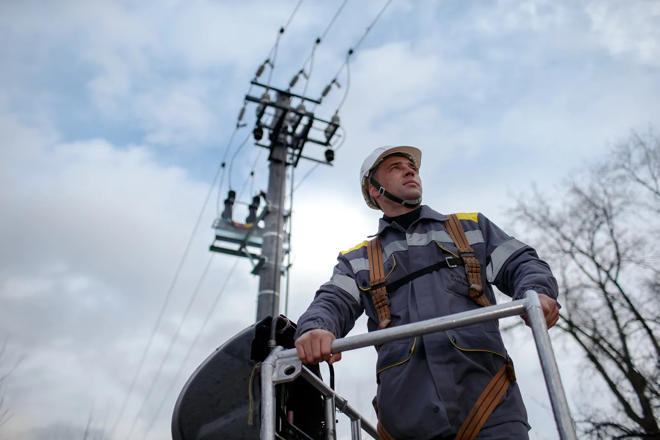 DTEK Grids’ emergency crews, restoring electricity