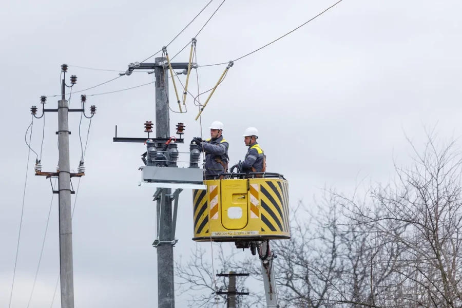 DTEK Grids’ emergency crews, restoring electricity