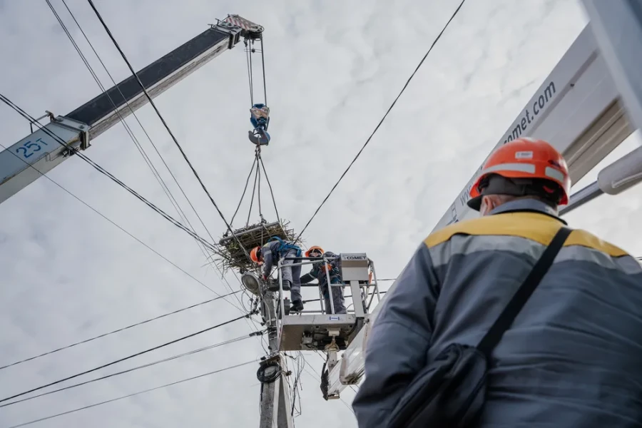 DTEK Grids’ emergency crews, restoring electricity