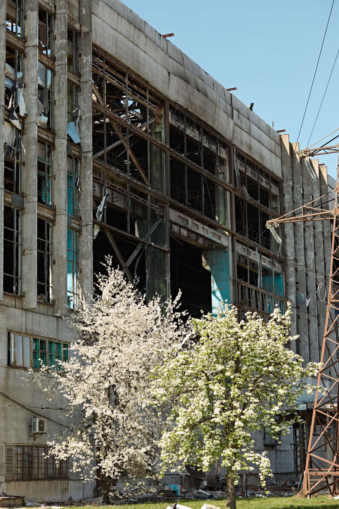 Пошкодження на одній з ТЕС ДТЕК після російського штурму, весна 2024 року. Точне місце та дата не розголошуються через обмеження безпеки