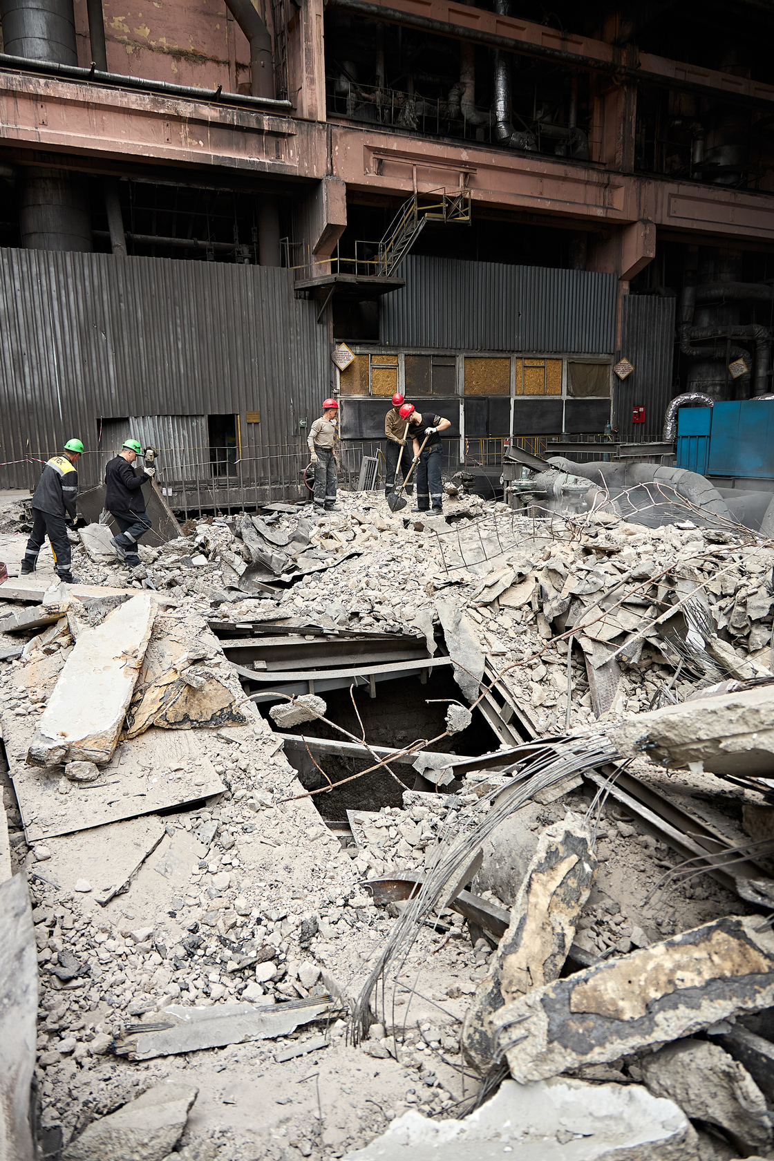 Engineers of DTEK's thermal power plant clear debris and eliminate the consequences of russian massive attacks