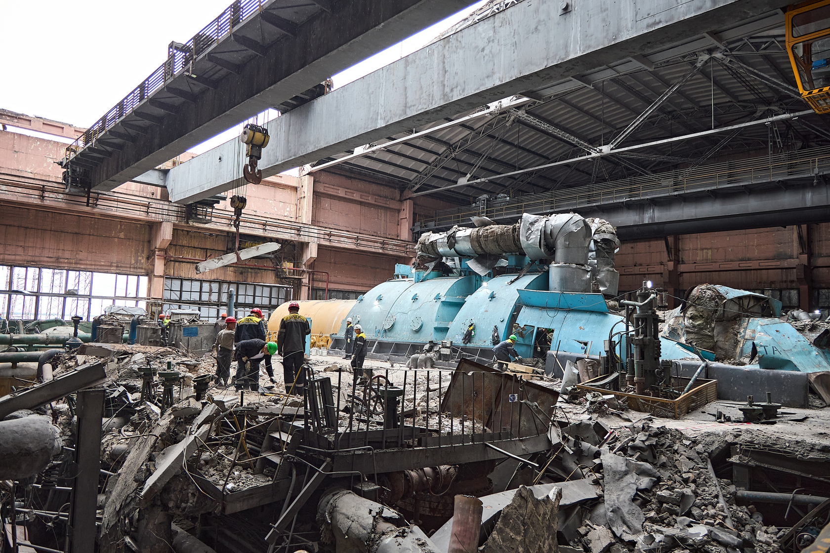 Engineers of DTEK's thermal power plant clear debris and eliminate the consequences of russian massive attacks
