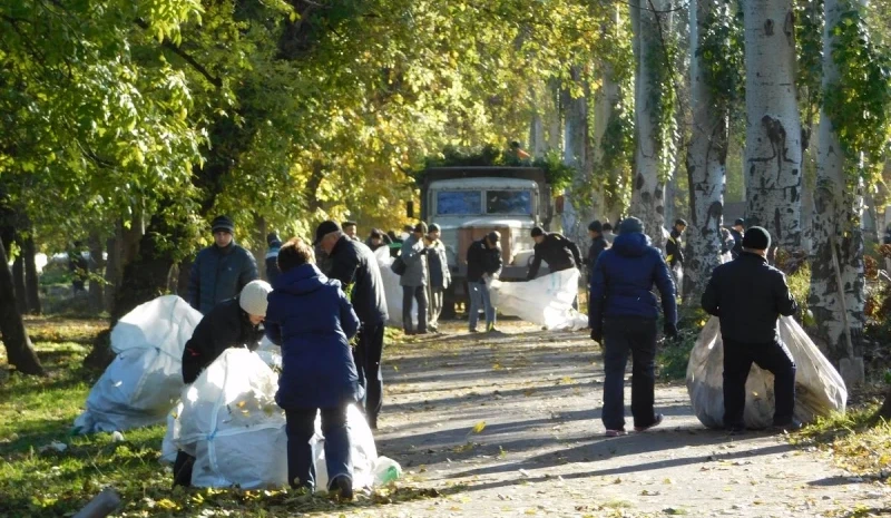 «Зеленый город»: в Курахово волонтеры из экоматериалов благоустроили площадку для школьников по улице Энергетиков