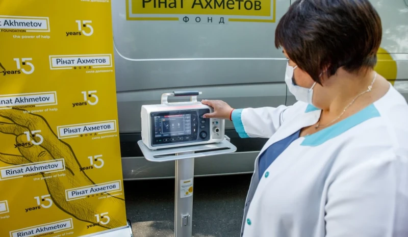 Фонд Ріната Ахметова спільно з ДТЕК передав висококласний апарат ШВЛ медикам Миргорода