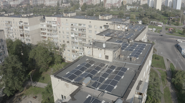 Сонячні кіловати серед міста: київську багатоповерхівку перетворили на потужну «зелену» електростанцію