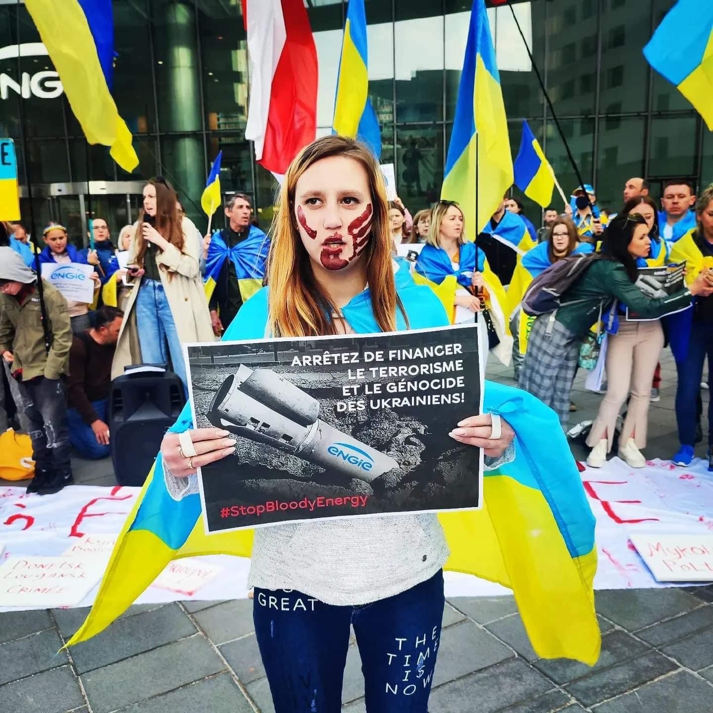 Понад 100 українців пікетували у Парижі французьку компанію Engie з вимогою розірвати газові контракти з Росією