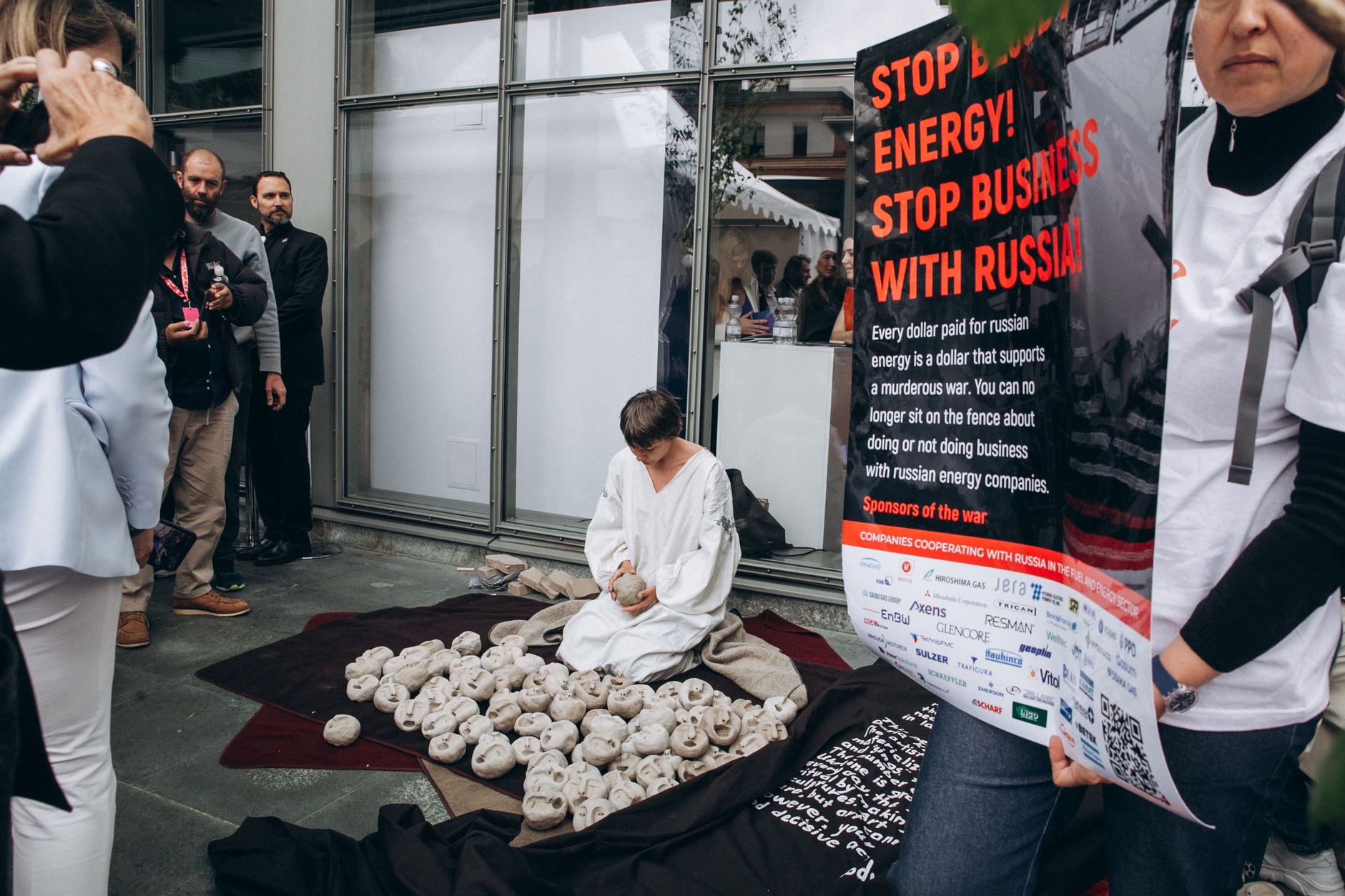 Stop Bloody Energy: активісти провели акцію у Давосі проти енергетичного бізнесу, який продовжує працювати із рф