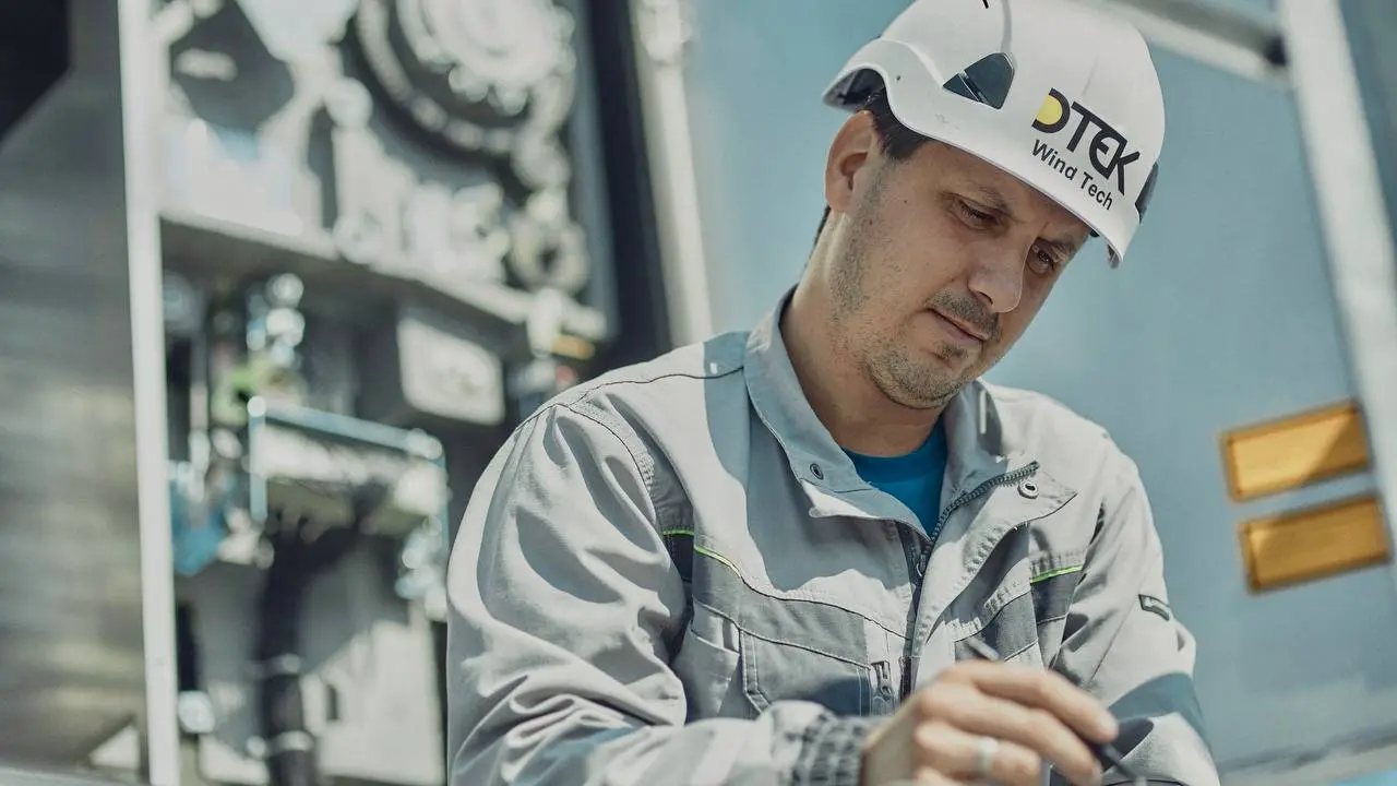 renewables, winter, DTEK Group, Ukraine, worker