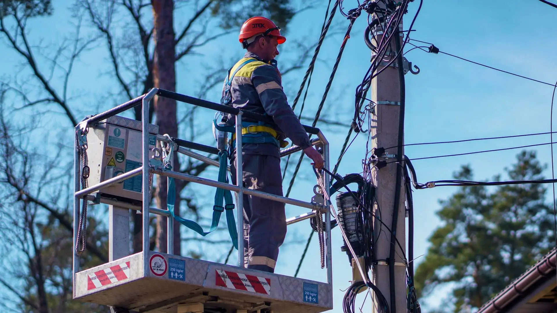 <strong>AFP:</strong> Ukraine's electrician heroes restoring power near the front