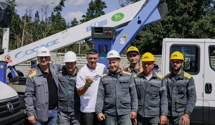 Boxing champion Usyk backs Ukrainian energy workers in visit to liberated territory