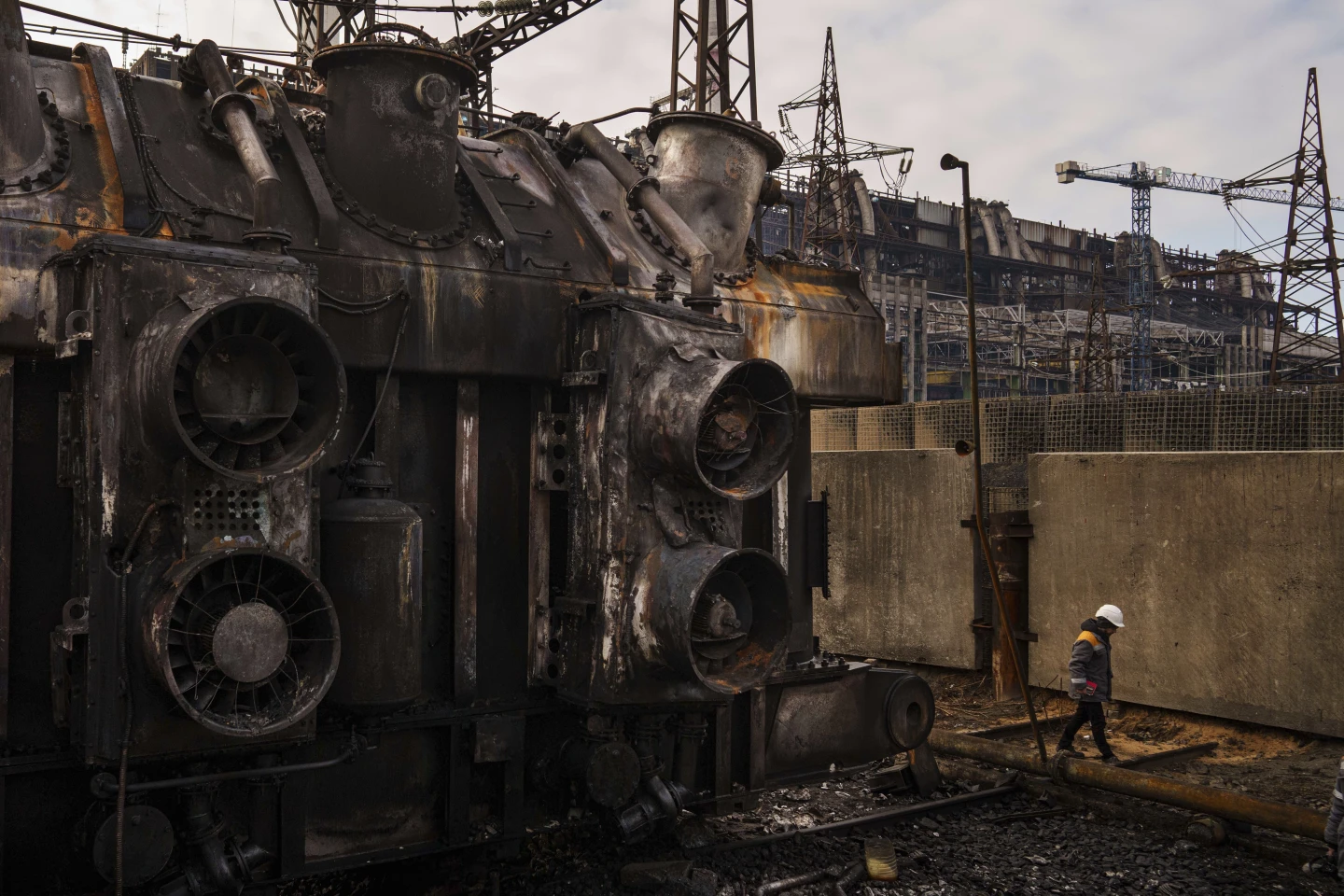 <strong>Associated Press:</strong> Ukrainian energy workers carry out repairs despite russia’s pounding of the country’s power grid