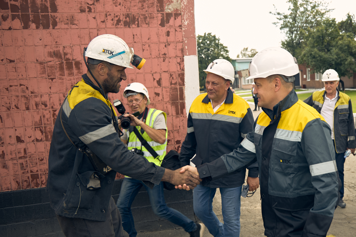 CEO Maxim Timchenko visits DTEK colleagues near frontline as winter preparations advance
