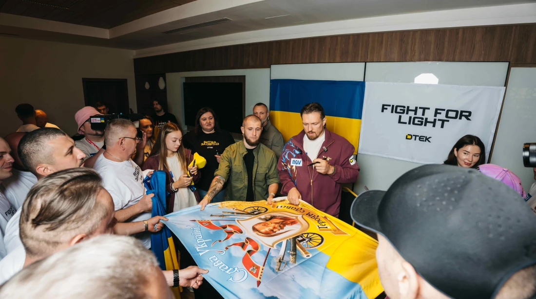 Ukraine’s Usyk backs energy recovery, meets workers in Cairo before May 23 fight