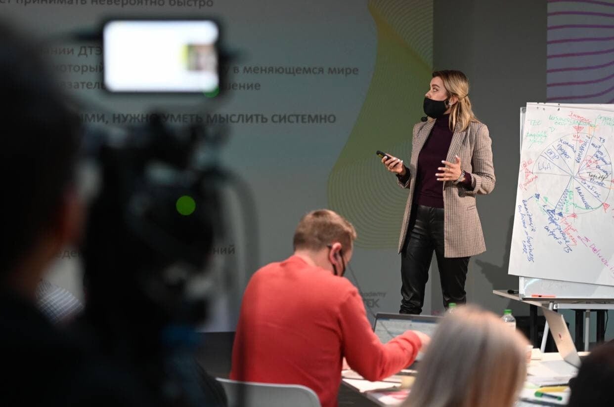 Учасники «Energy of Innovation: Executive MBA» Academy DTEK розробляють командні бізнес-проєкти. Зображення 3