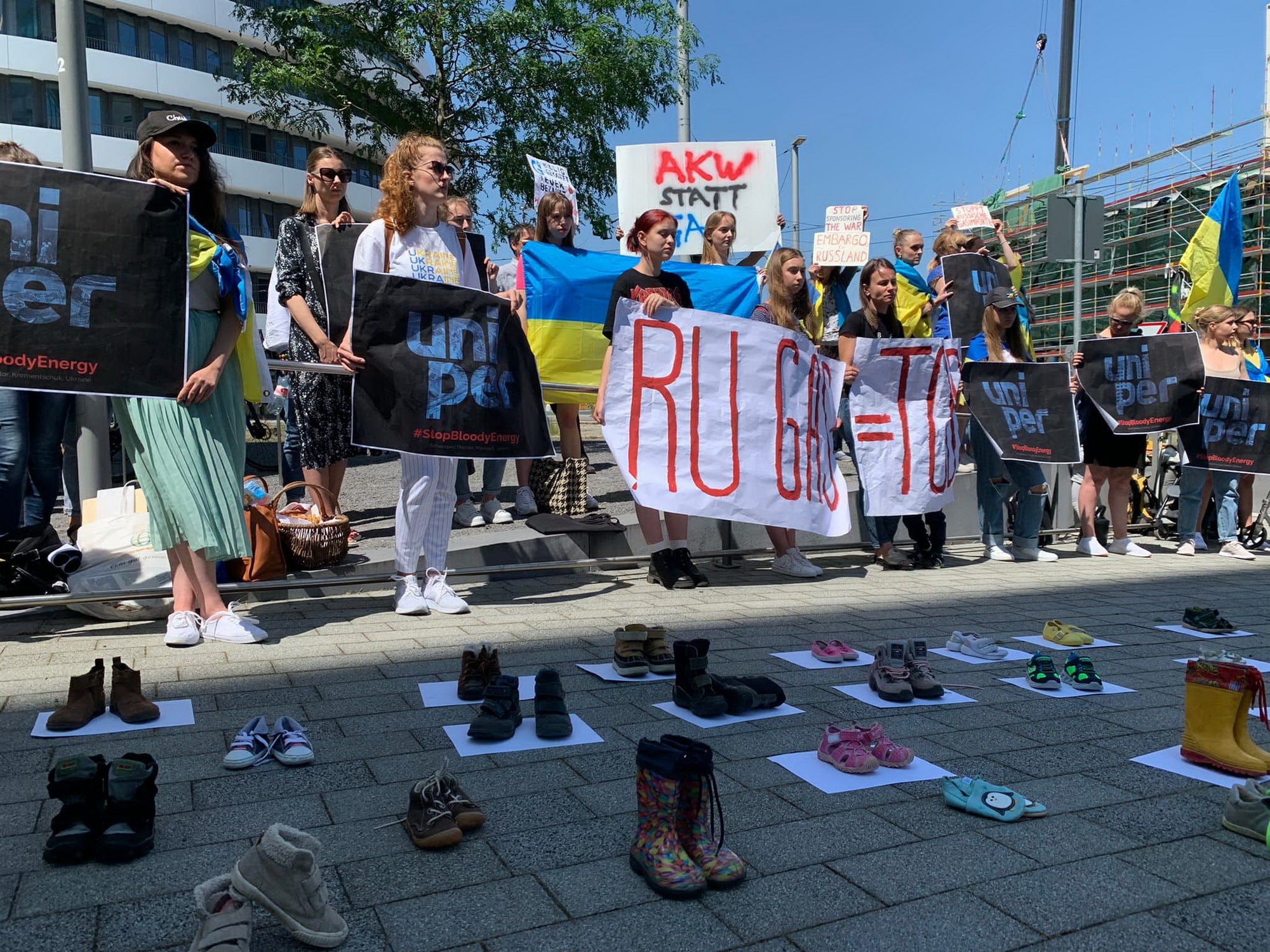 Protestors target Uniper because of cooperation with Russia. Picture 10