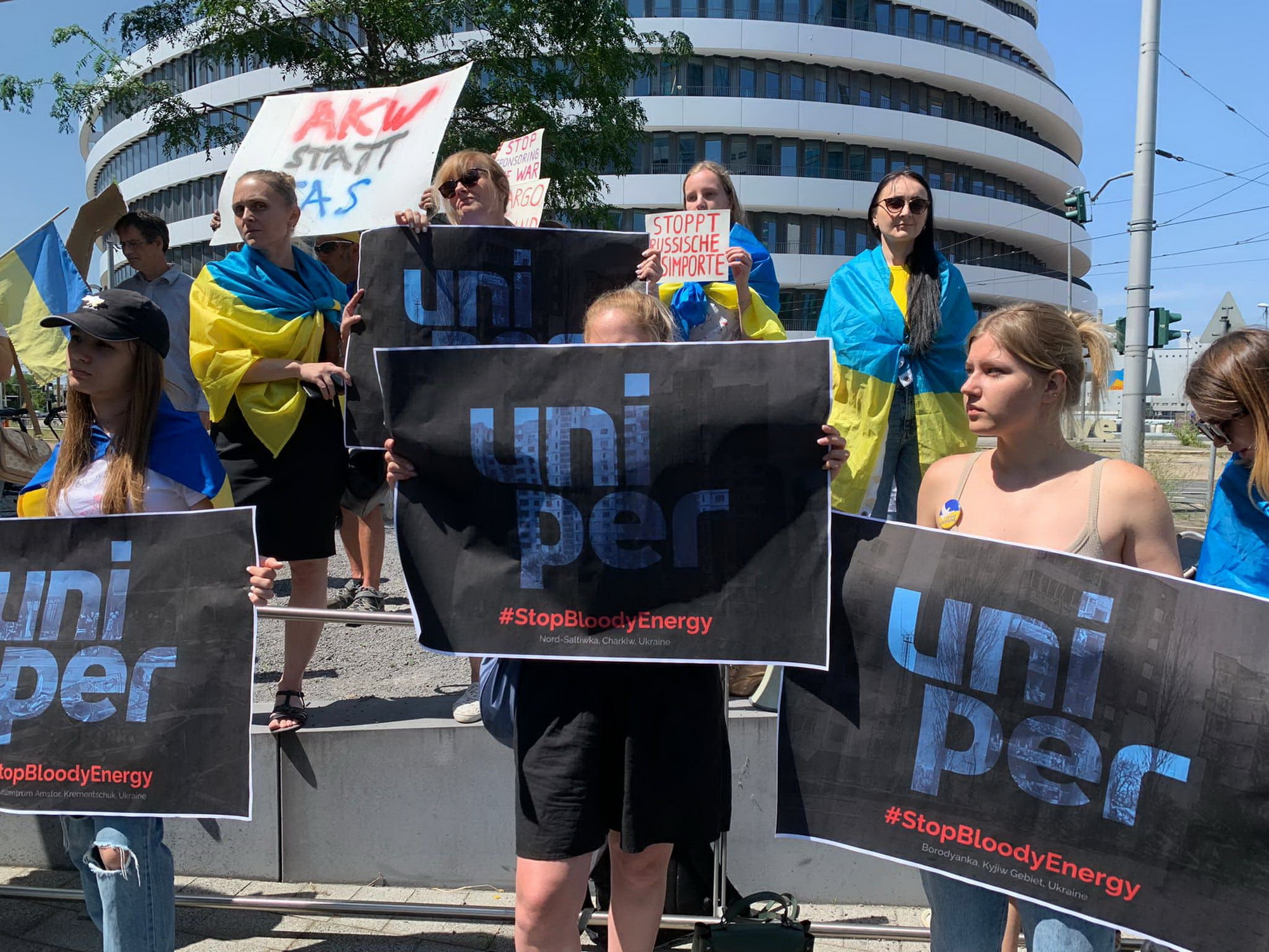 Protestors target Uniper because of cooperation with Russia. Picture 7