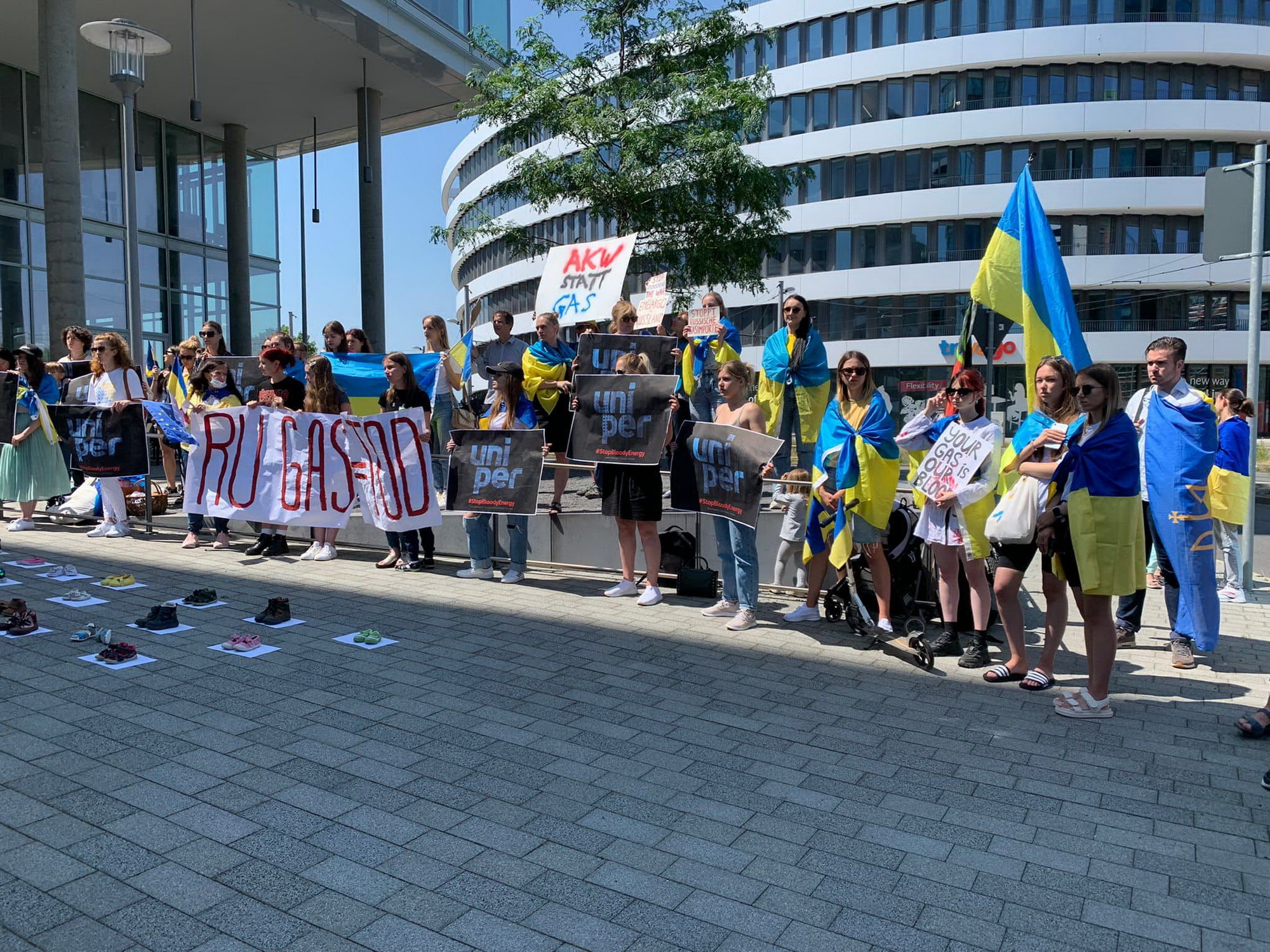 Protestors target Uniper because of cooperation with Russia. Picture 8