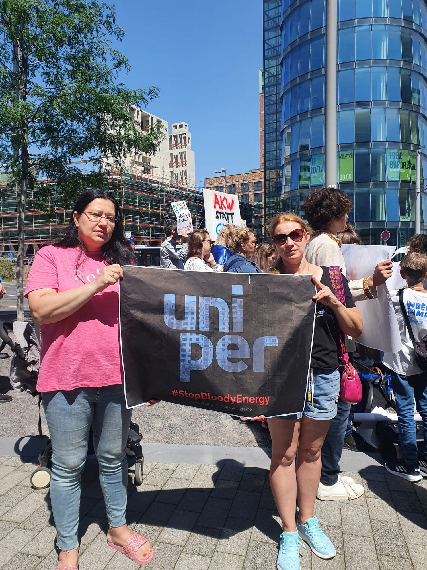 Protestors target Uniper because of cooperation with Russia. Picture 9