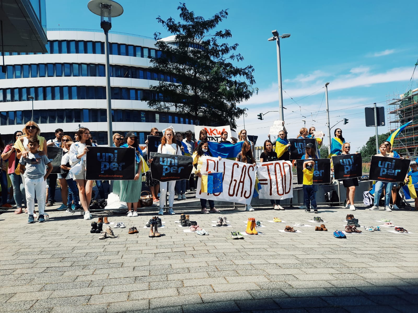 Protestors target Uniper because of cooperation with Russia. Picture 12