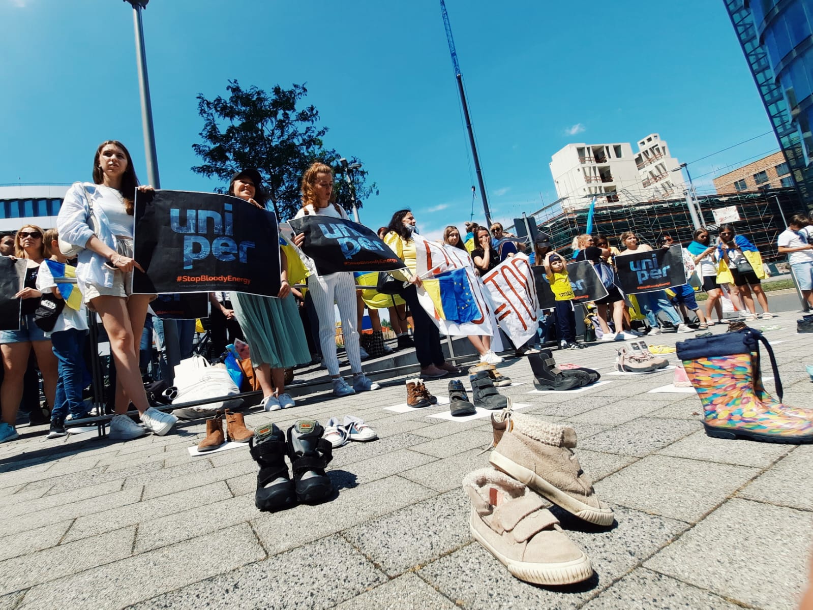 Protestors target Uniper because of cooperation with Russia. Picture 5