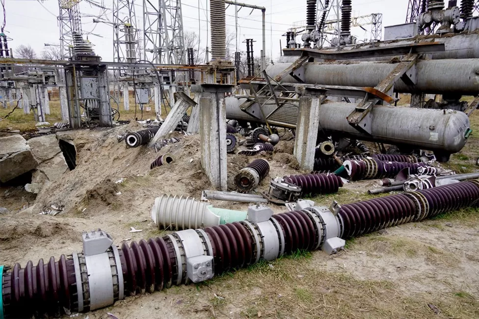 On the front line with DTEK`s engineers working to fix stricken power grid – BBC News. Picture 4