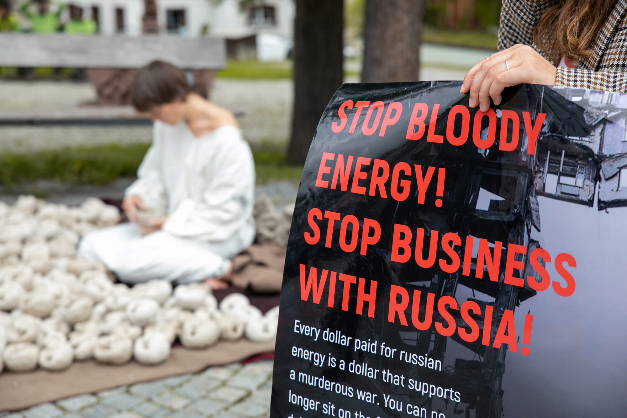 Stop Bloody Energy: активісти провели акцію у Давосі проти енергетичного бізнесу, який продовжує працювати із рф. Зображення 5 Stop Bloody Energy: активісти провели акцію у Давосі проти енергетичного бізнесу, який продовжує працювати із рф. Зображення 4