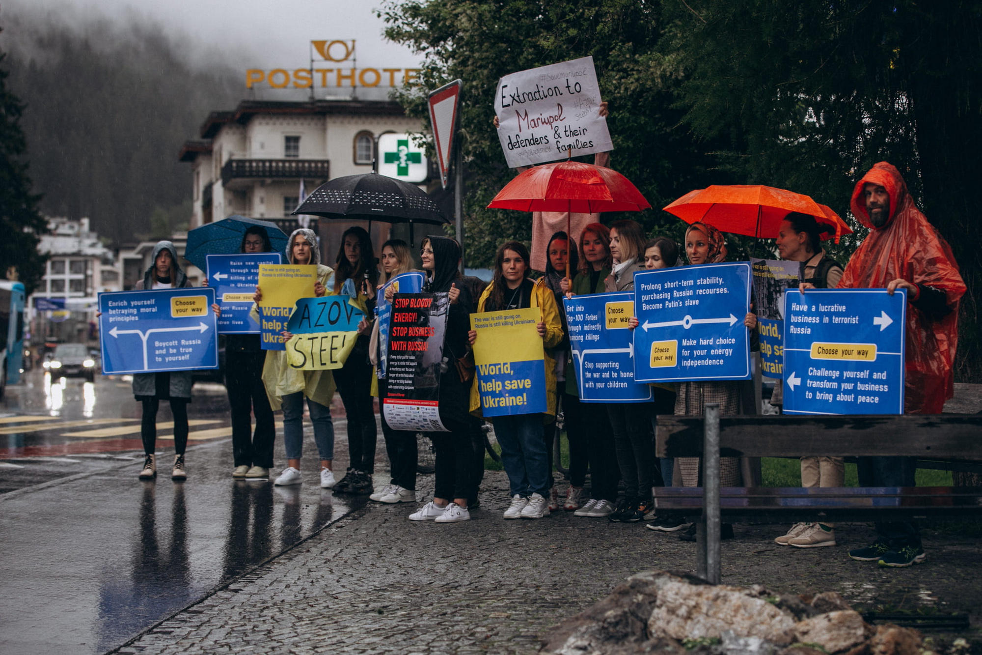 Stop Bloody Energy: активісти провели акцію у Давосі проти енергетичного бізнесу, який продовжує працювати із рф. Зображення 4 Stop Bloody Energy: активісти провели акцію у Давосі проти енергетичного бізнесу, який продовжує працювати із рф. Зображення 3