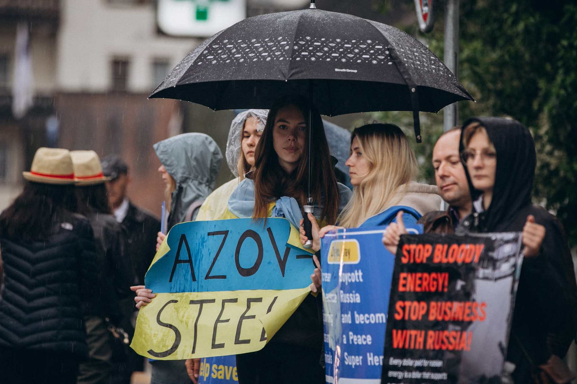 Stop Bloody Energy: активісти провели акцію у Давосі проти енергетичного бізнесу, який продовжує працювати із рф. Зображення 3 Stop Bloody Energy: активісти провели акцію у Давосі проти енергетичного бізнесу, який продовжує працювати із рф. Зображення 2