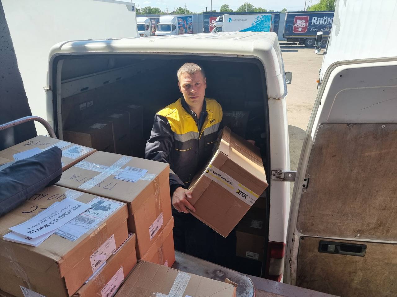 Second batch of humanitarian aid from Schneider Electric and DTEK arrives in Eastern Ukraine. Picture 3