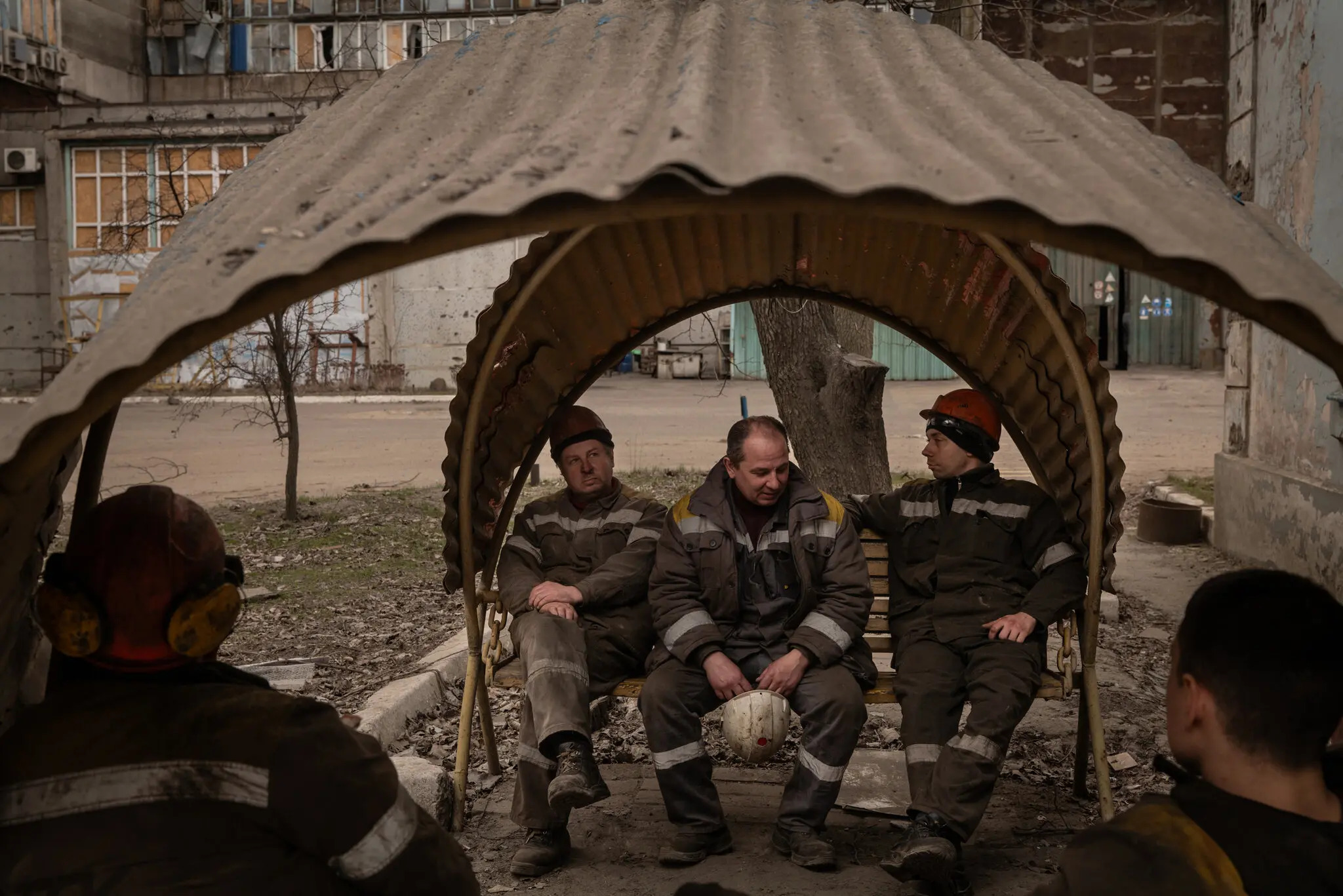 <strong>The New York Times:</strong> russian attacks crush factories and way of life in Ukrainian villages Workers took a break from clearing debris at the thermal power plant in Kurakhove, Ukraine, last month.